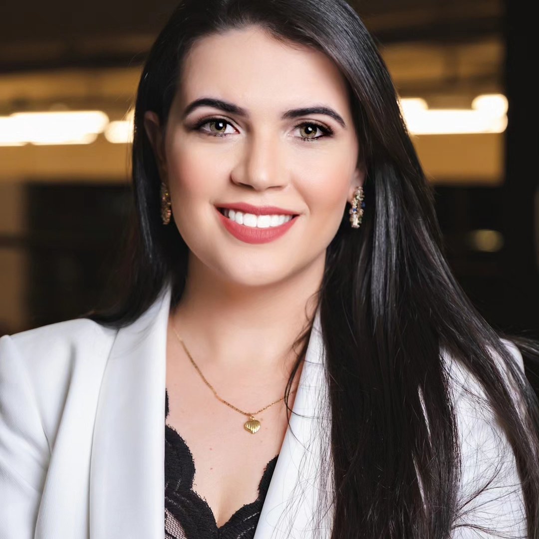 Dra. Danielly Rodrigues em seu consultório